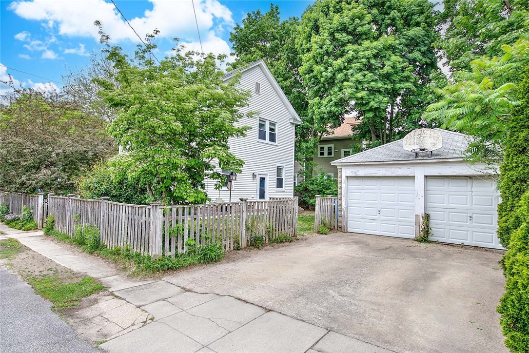 4 Talbot Manor Cranston, RI 02905 - Photo 3 of 36