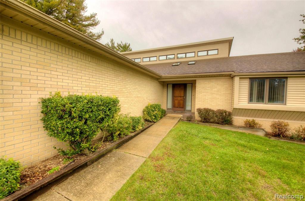 26198 Steele Road Farmington Hills, MI 48331 - Photo 2 of 31