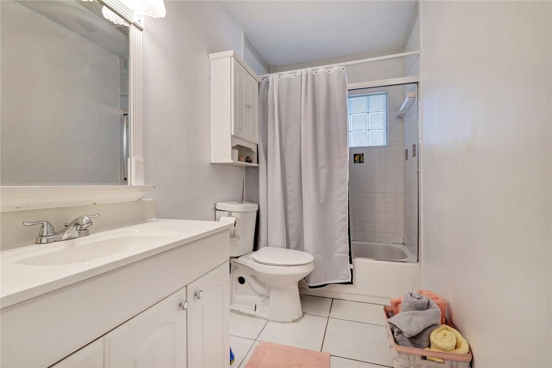 18422 Spanish Isles Place Boca Raton, FL 33496 - Photo 21 of 34 Tub shower combo