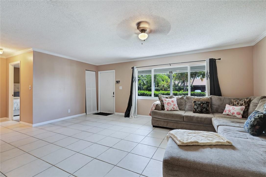 18422 Spanish Isles Place Boca Raton, FL 33496 - Photo 23 of 34 Living Room