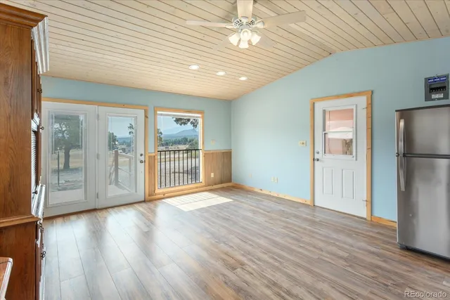 a view of a house with backyard