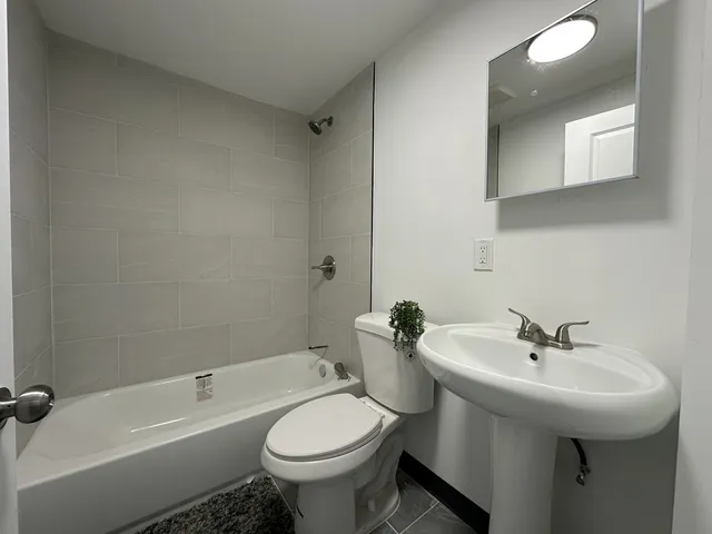 $1,995 | 1634 North Whipple Street, Unit G, Chicago, IL 60647