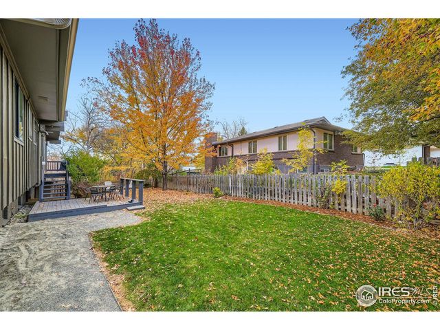 a view of a yard with a house