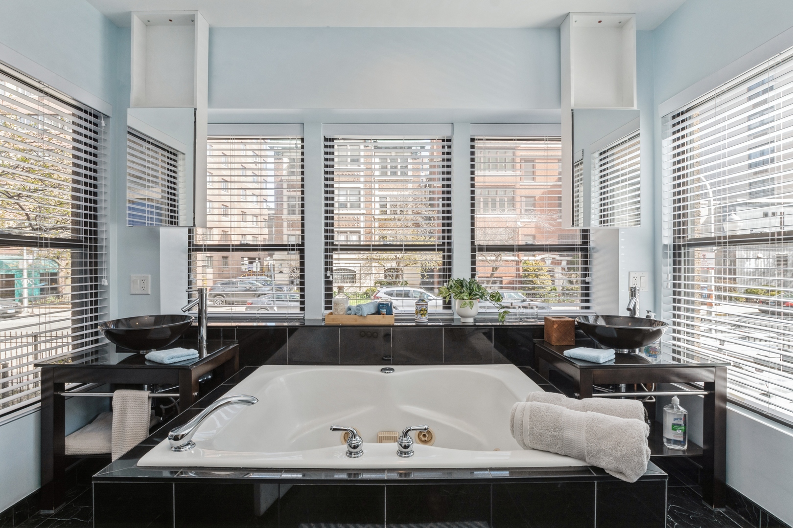 645 West Bittersweet Place, Unit 1 Chicago, IL 60613 - Photo 7 of 12 a room with a table chairs and a sink