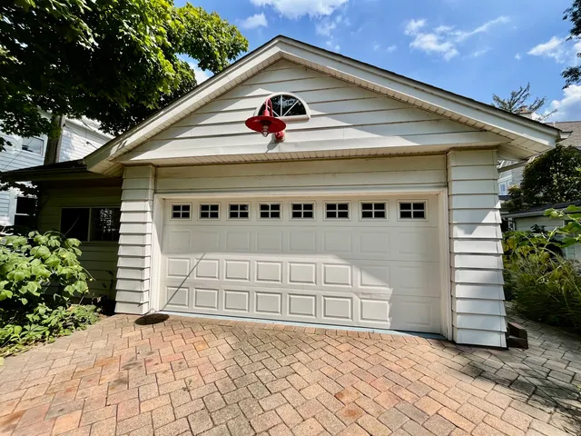 $5,900 | 241 West Van Buren Avenue, Naperville, IL 60540