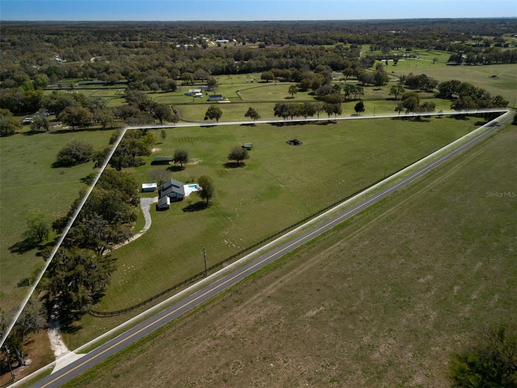 15157 Northwest 112th Place Road Morriston, FL 32668 - Photo 2 of 27
