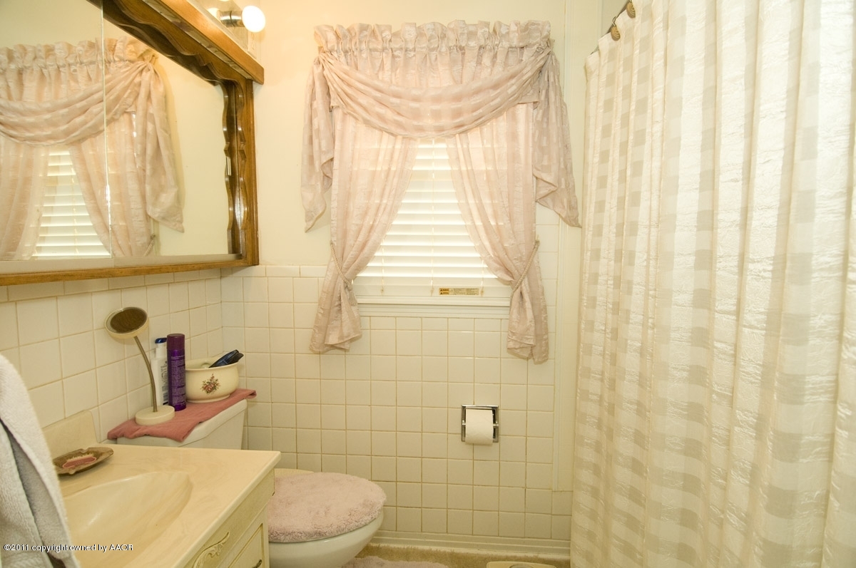 1400 North Spring Street Amarillo, TX 79107 - Photo 13 of 19 bathroom view 2