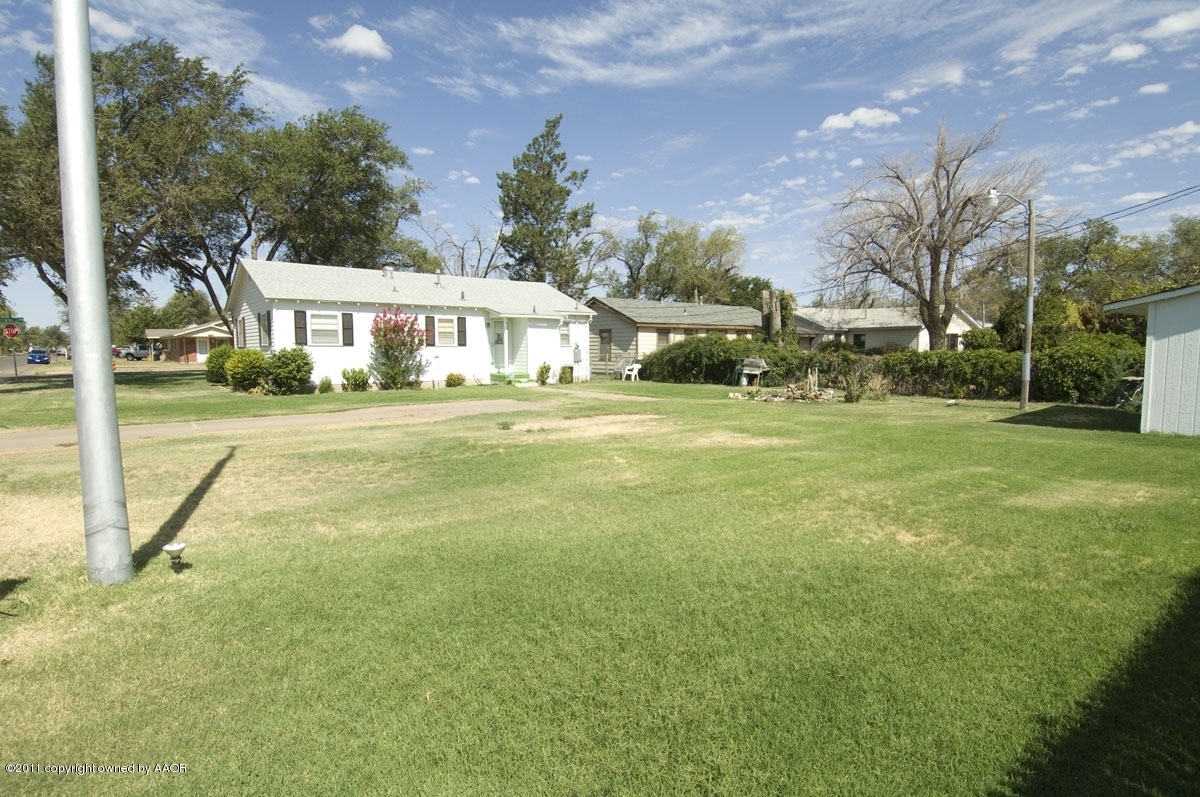 1400 North Spring Street Amarillo, TX 79107 - Photo 15 of 19 back yard view 1