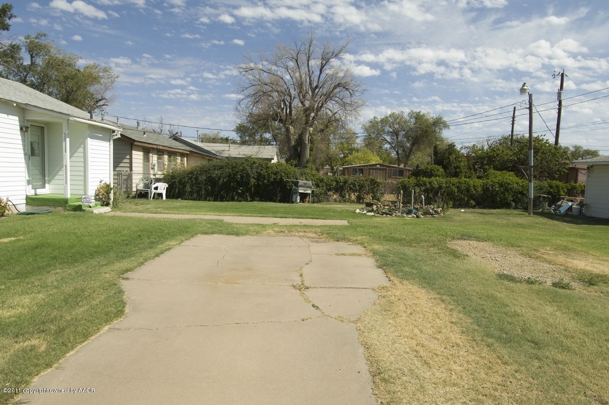 1400 North Spring Street Amarillo, TX 79107 - Photo 17 of 19 back yard view 3