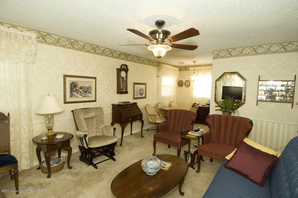 1400 North Spring Street Amarillo, TX 79107 - Photo 4 of 19 living room