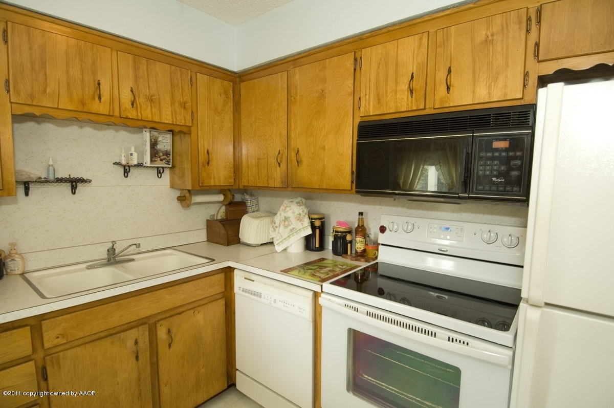 1400 North Spring Street Amarillo, TX 79107 - Photo 5 of 19 kitchen view 1