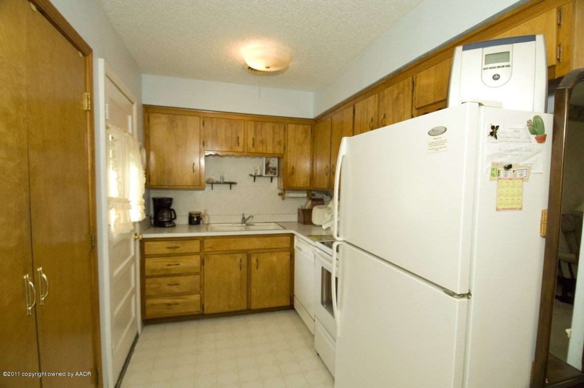1400 North Spring Street Amarillo, TX 79107 - Photo 6 of 19 kitchen view 2