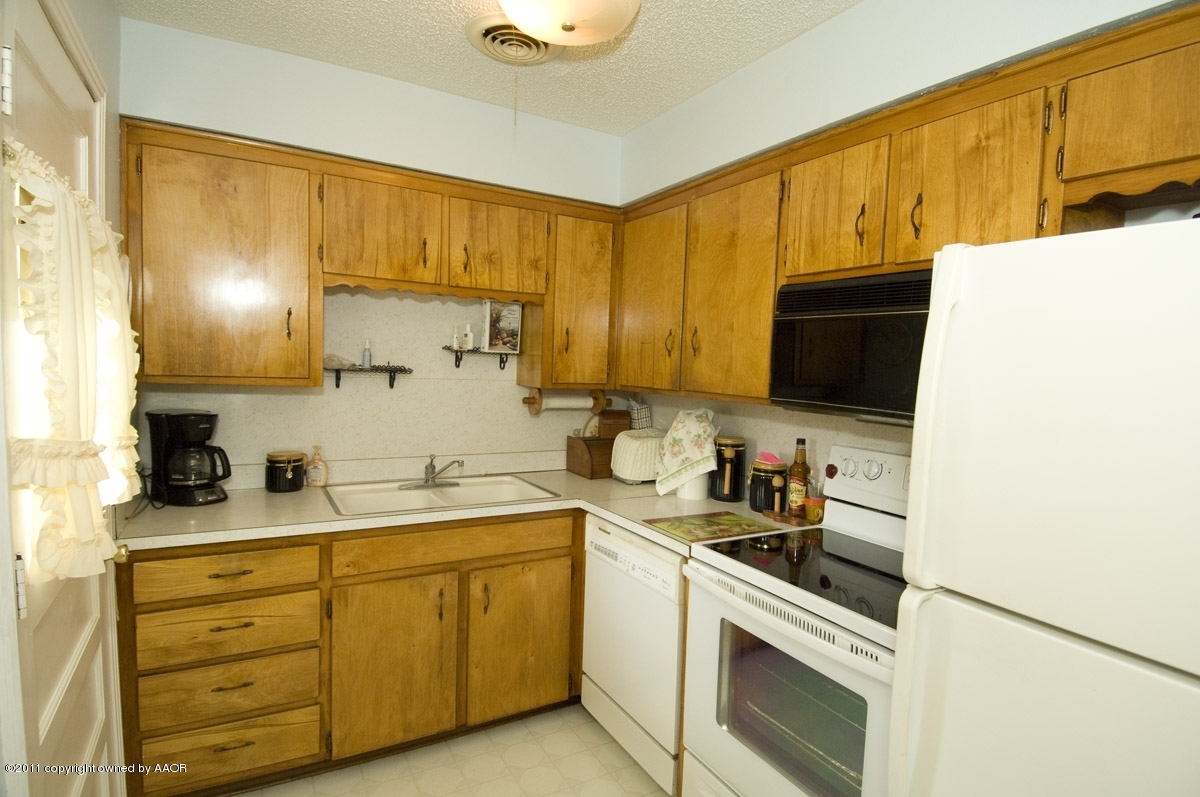 1400 North Spring Street Amarillo, TX 79107 - Photo 7 of 19 kitchen view 3