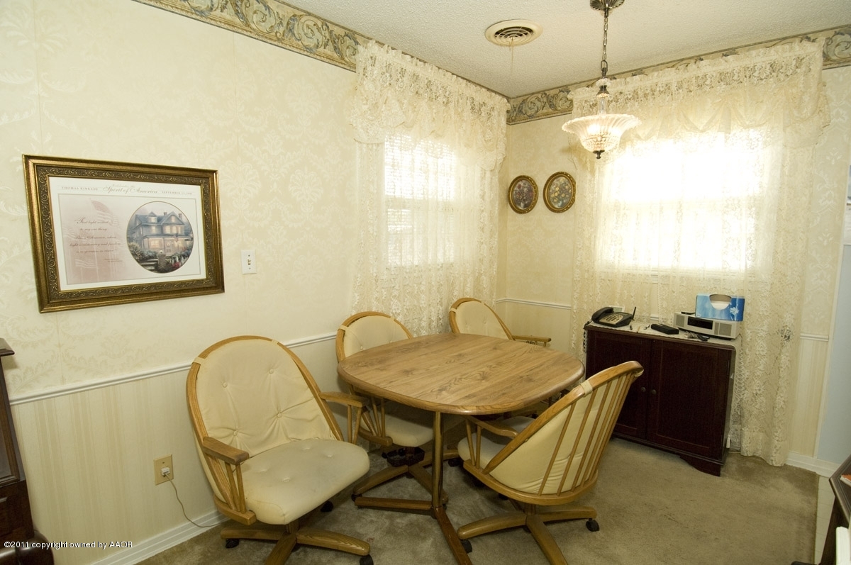1400 North Spring Street Amarillo, TX 79107 - Photo 8 of 19 dining area
