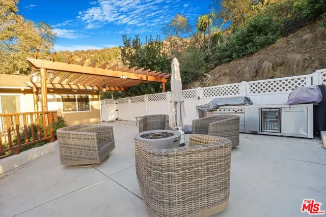 a view of a pathway along the wall