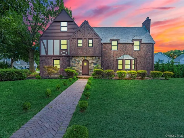 a view of a front of house with a yard