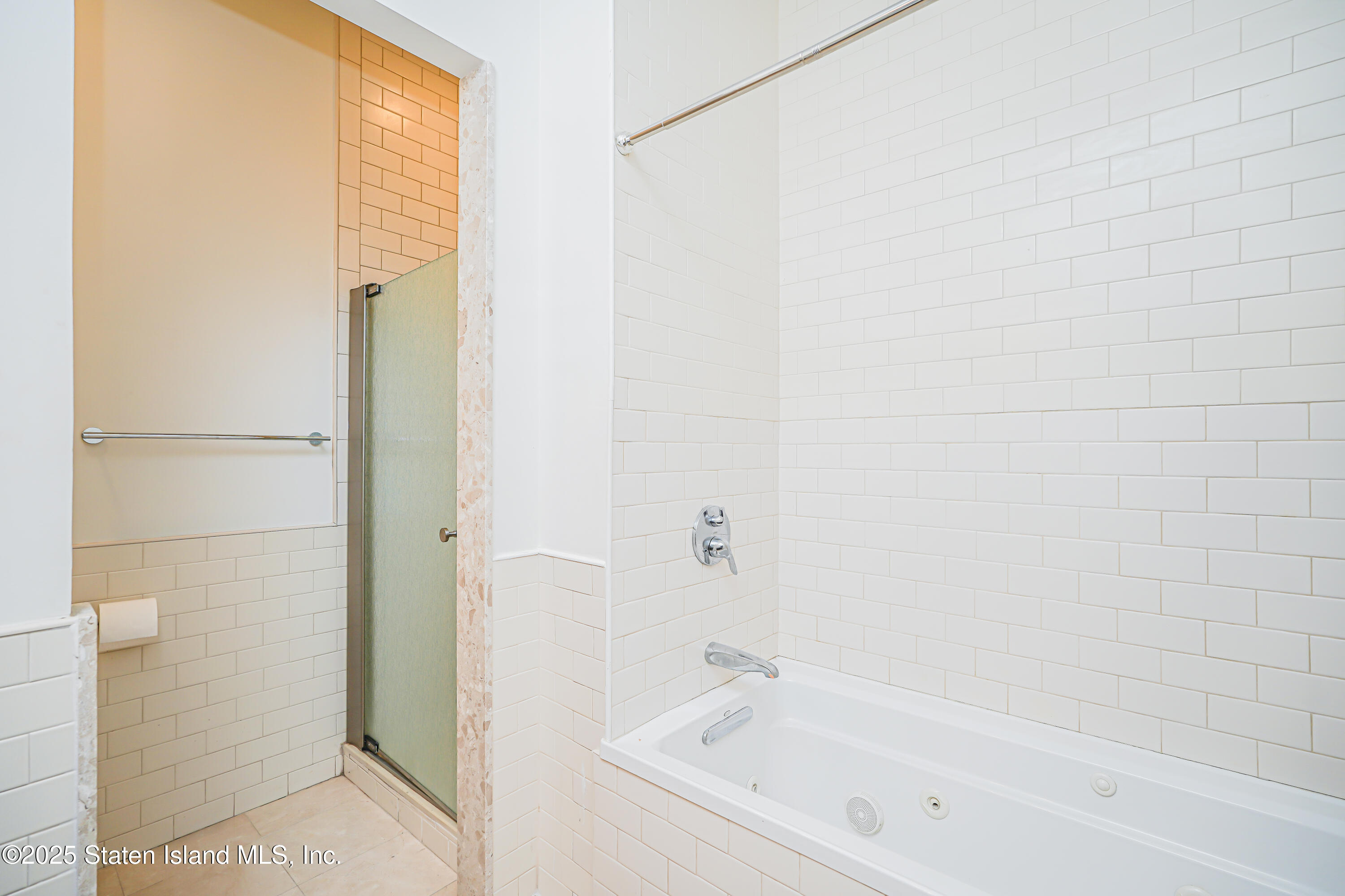 90 Bay Street Landing, Unit 1E Staten Island, NY 10301 - Photo 25 of 43 a bathroom with a bathtub