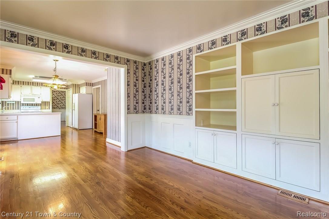 1142 Greenleaf Drive Rochester, MI 48309 - Photo 18 of 55 020-Family_Room-4657103-medium.jpg