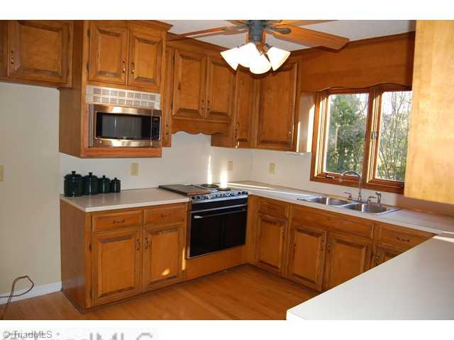 1811 Dantzler Road High Point, NC 27265 - Photo 6 of 16 Kitchen.