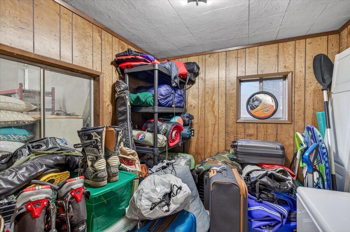 981 Upper Applegate Road Jacksonville, OR 97530 - Photo 26 of 30 Built-in room inside shop
