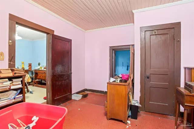 a view of a house with backyard