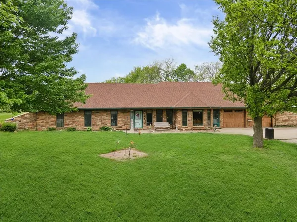 $590,000 | 4021 Country Squire Road, Oak Grove, MO 64075