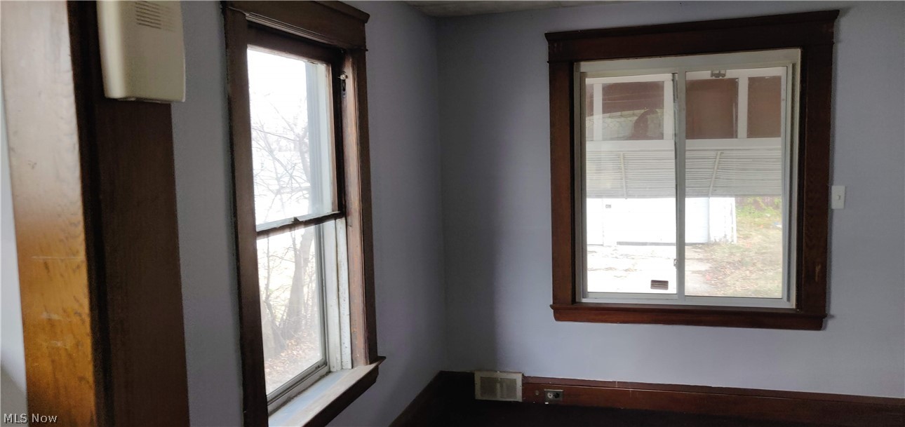 1825 Mannering Road Cleveland, OH 44112 - Photo 9 of 17