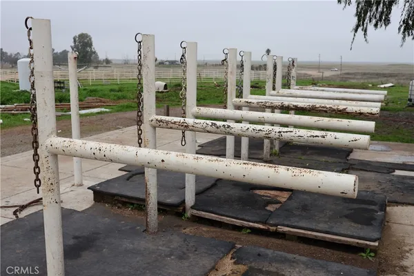 a view of a back yard