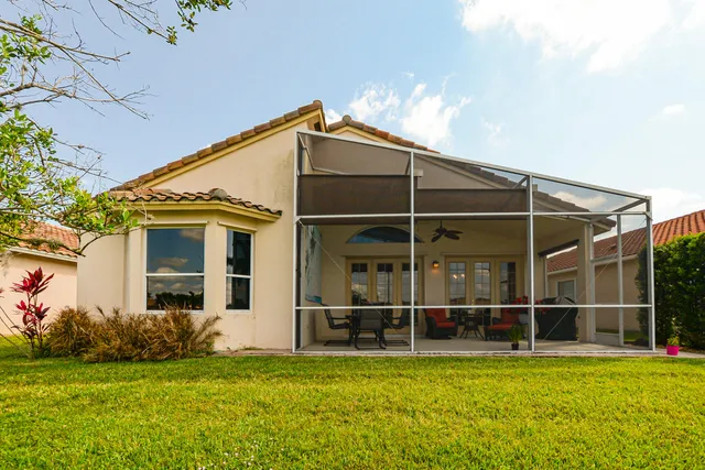 a view of a house with a yard