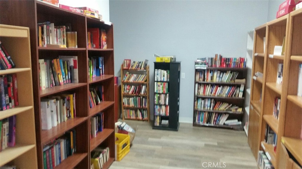 21621 Sandia Road, Unit 138 Apple Valley, CA 92308 - Photo 32 of 38 a living room with lots of books
