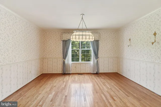a view of a livingroom with a ceiling fan