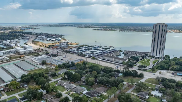 $299,900 | 502 Wildwood Drive, Seabrook, TX 77586