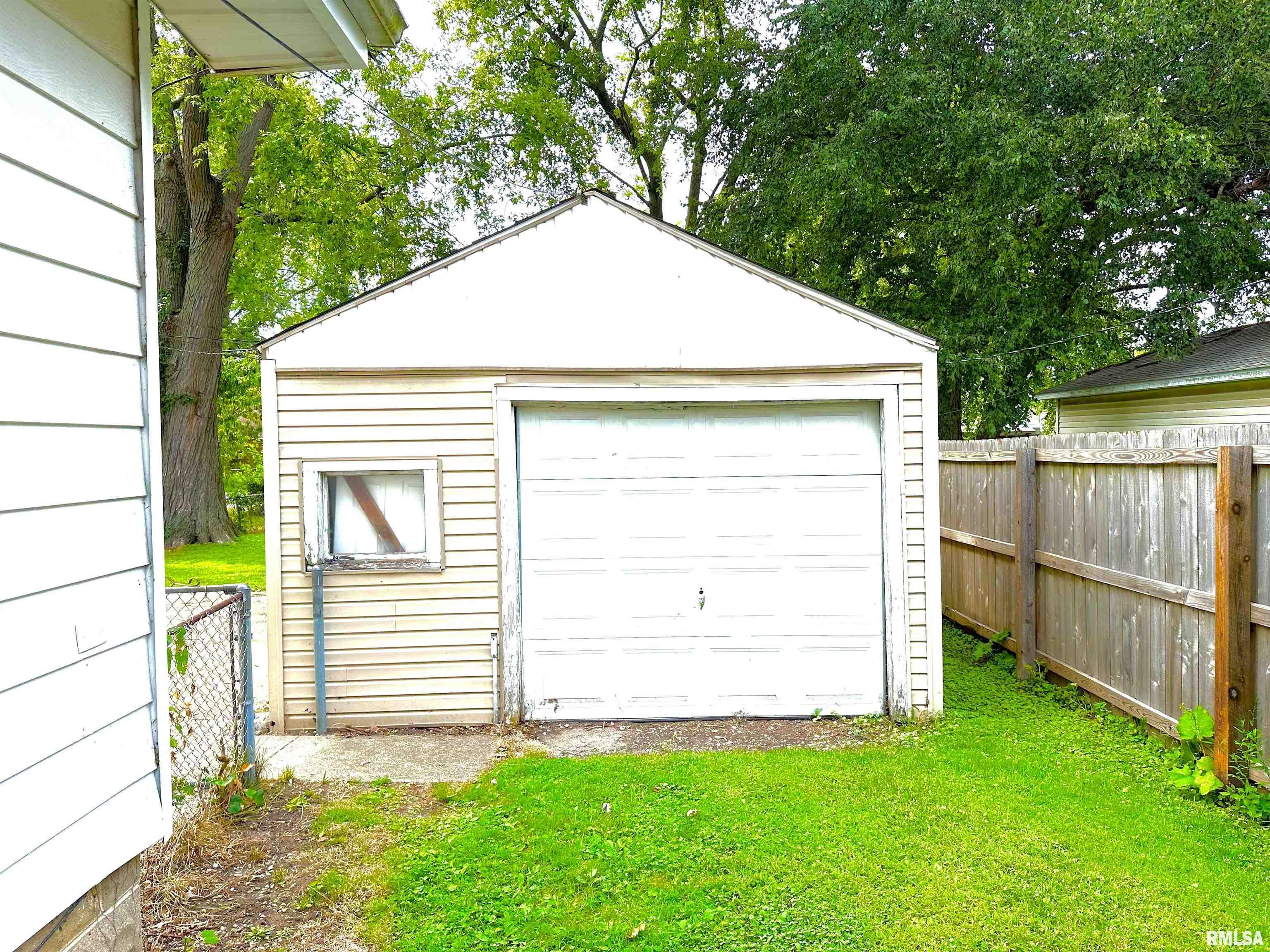 2341 South 12th Street Springfield, IL 62703 - Photo 2 of 12