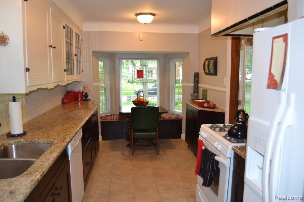 803 Barrington Road Grosse Pointe, MI 48230 - Photo 8 of 15 Barrington 288.jpg