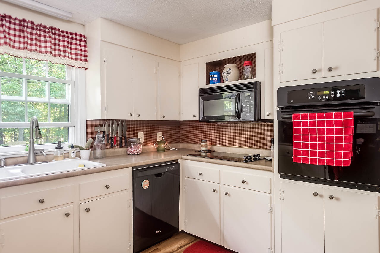 13 Thomas Street Rochester, NH 03867 - Photo 12 of 40