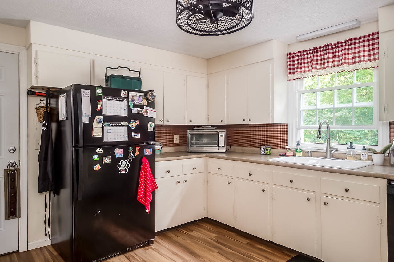 13 Thomas Street Rochester, NH 03867 - Photo 14 of 40