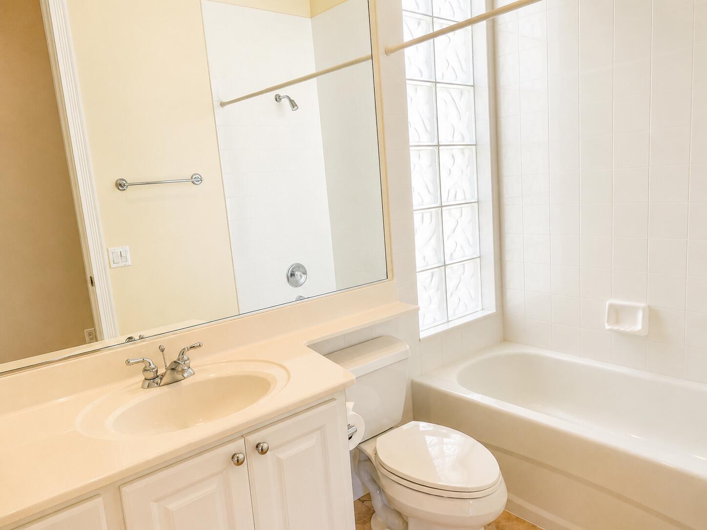 11547 Southwest Rockingham Drive Port St. Lucie, FL 34987 - Photo 20 of 45 Hall Bathroom gpt