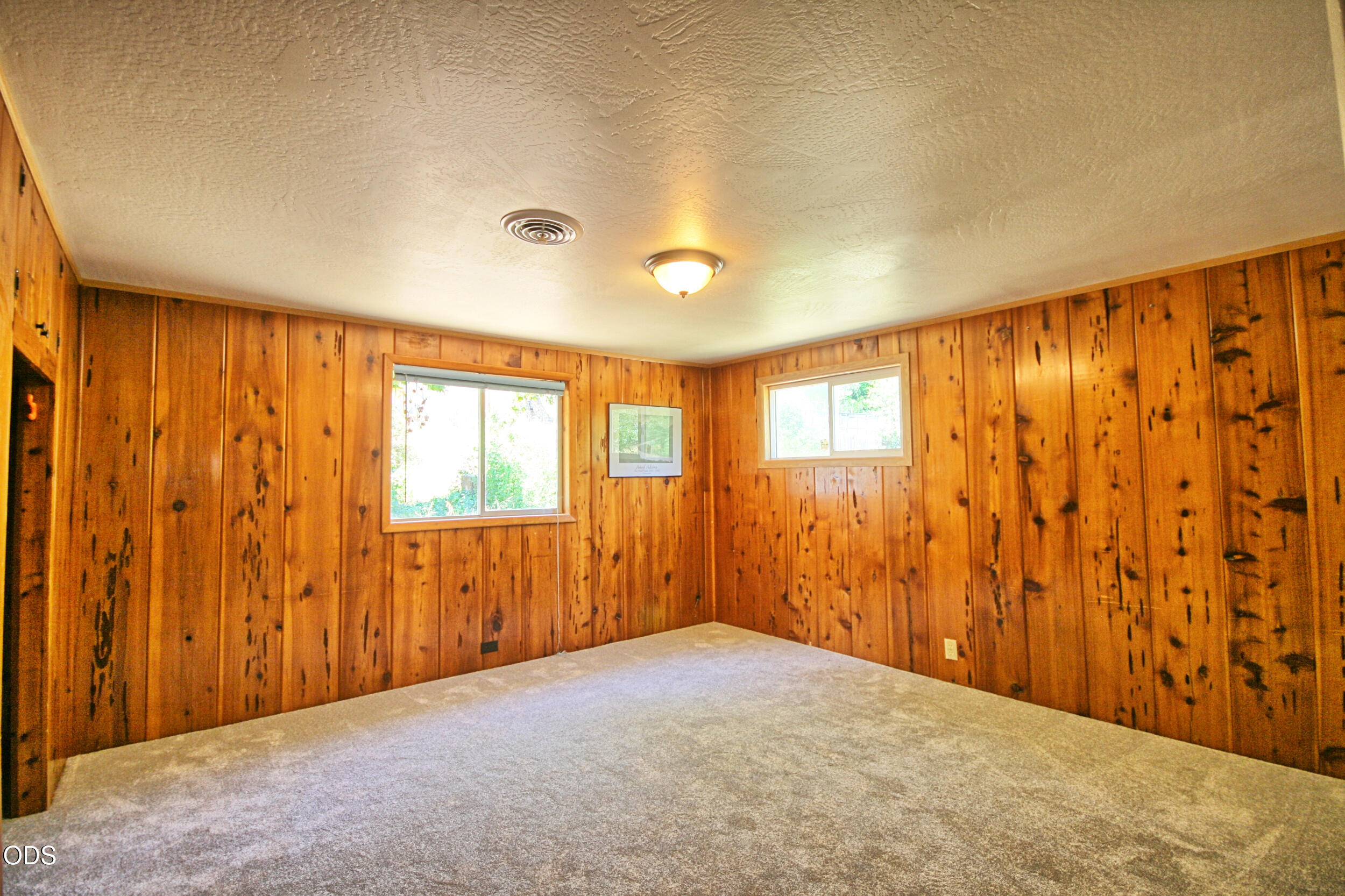 2525 Kinney Creek Road Jacksonville, OR 97530 - Photo 9 of 38 a view of an empty room with a window