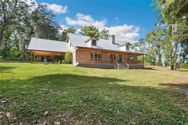 a view of a yard with a tree