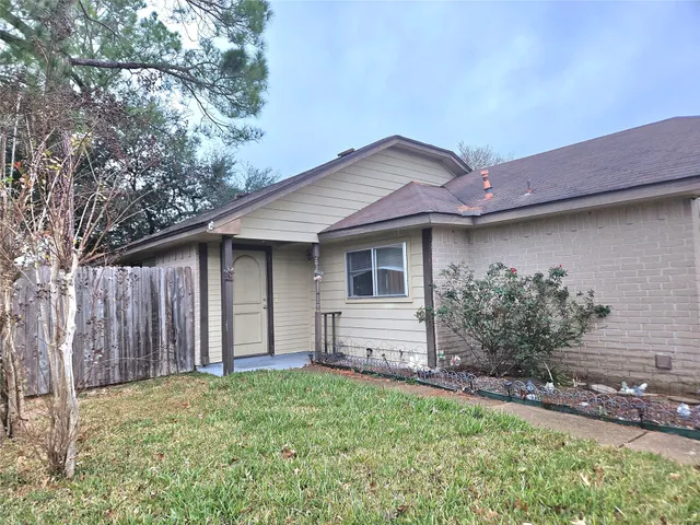 $1,475 | 10810 Parkland Woods Drive, Sugar Land, TX 77498