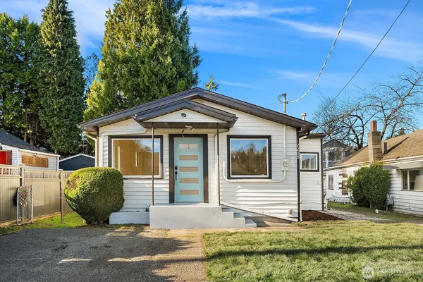 a view of a house with a yard