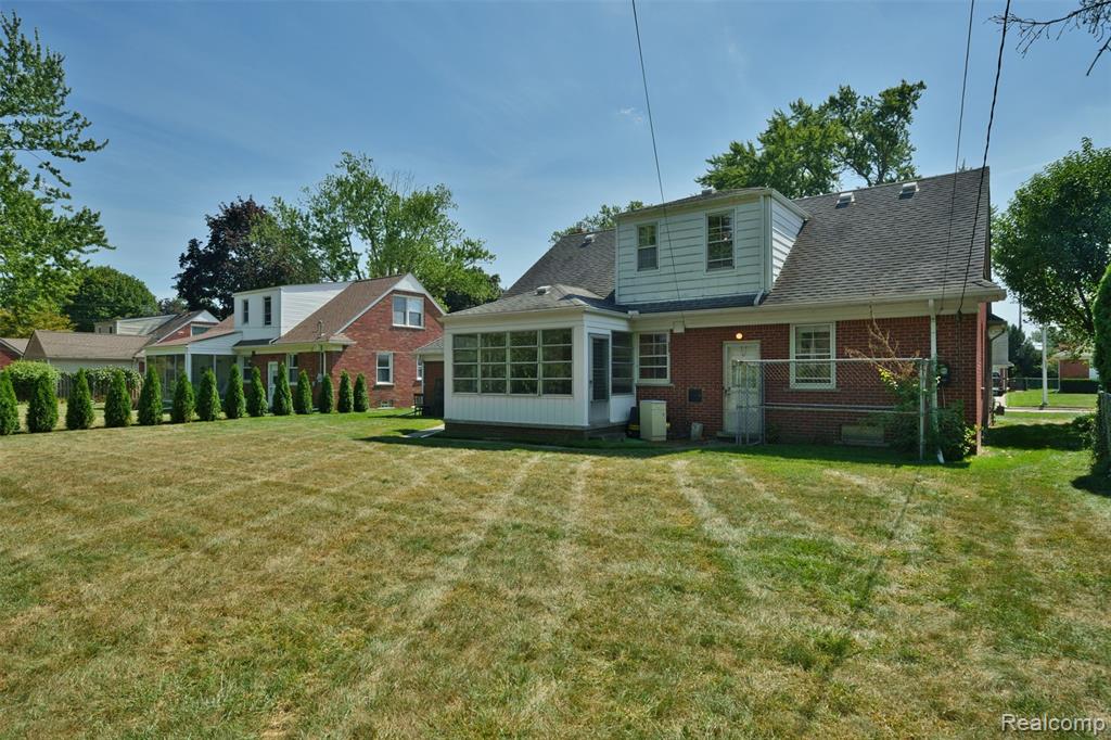 826 Shoreham Road Grosse Pointe Woods, MI 48236 - Photo 4 of 32