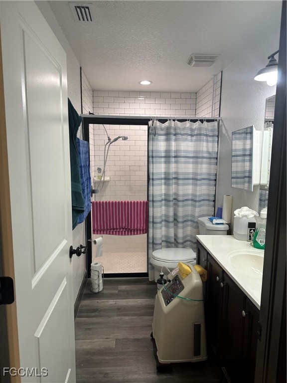1208 East Maple Street Arcadia, FL 34266 - Photo 14 of 30 a bathroom with a sink and a mirror
