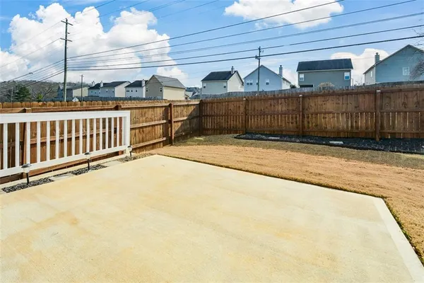 a view of a backyard