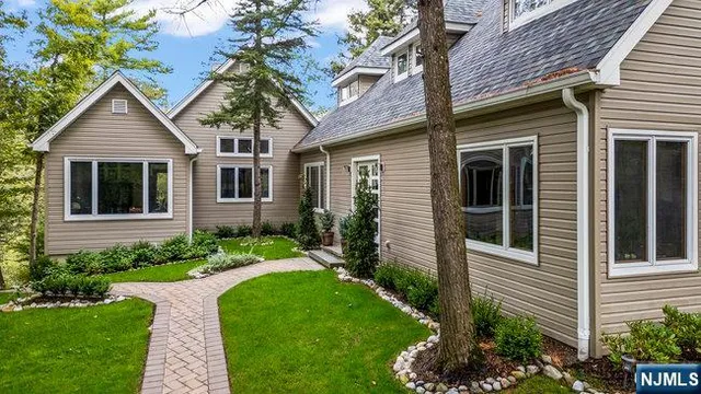 $995,000 | 68 High Point Road, Bloomingdale, NJ 07403