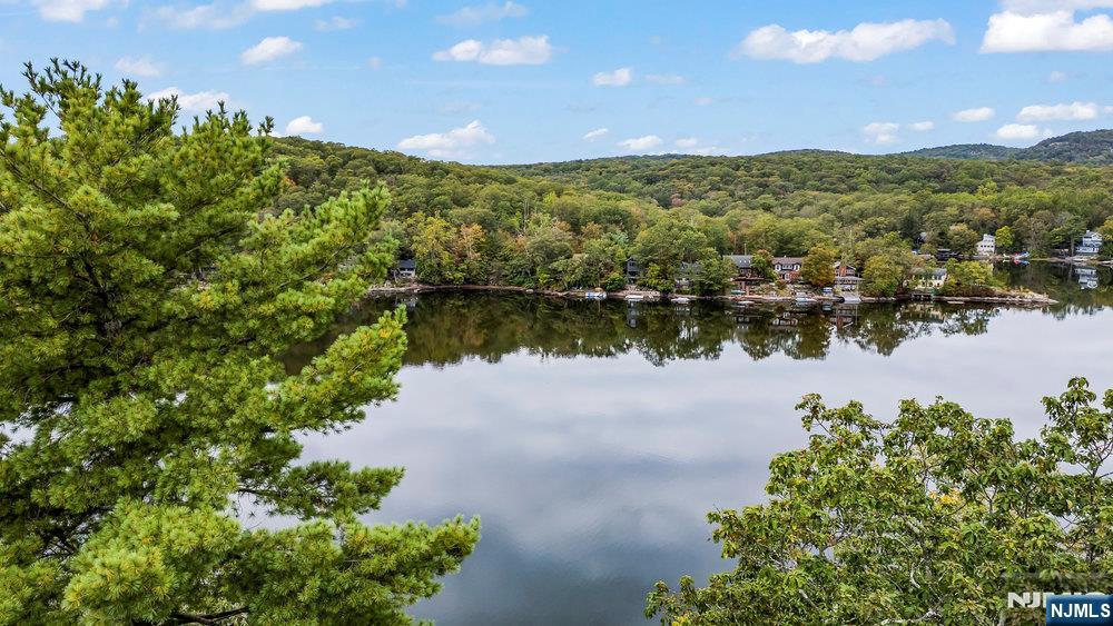 68 High Point Road Bloomingdale, NJ 07403 - Photo 4 of 46