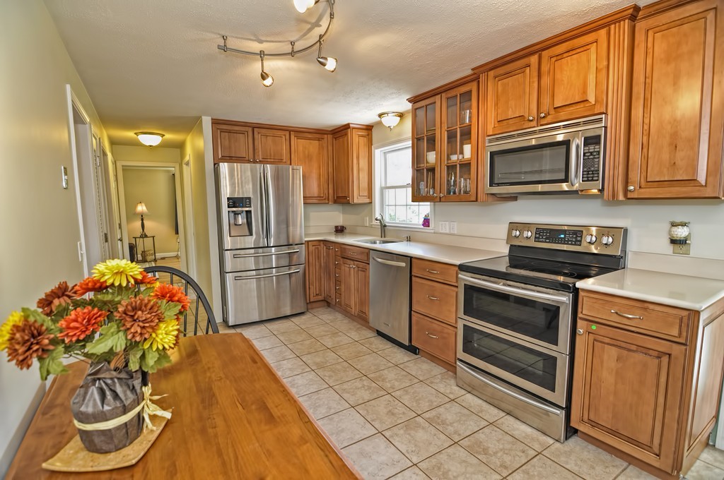 498 Old Farm Road Franklin, MA 02038 - Photo 5 of 28 Gallery Image 5