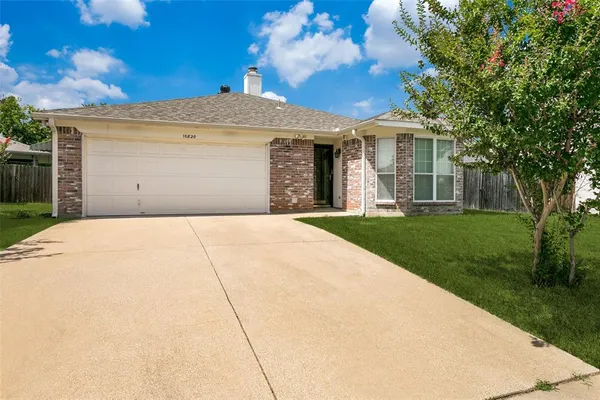 $2,200 | 10820 Pebblecreek Court, Benbrook, TX 76126