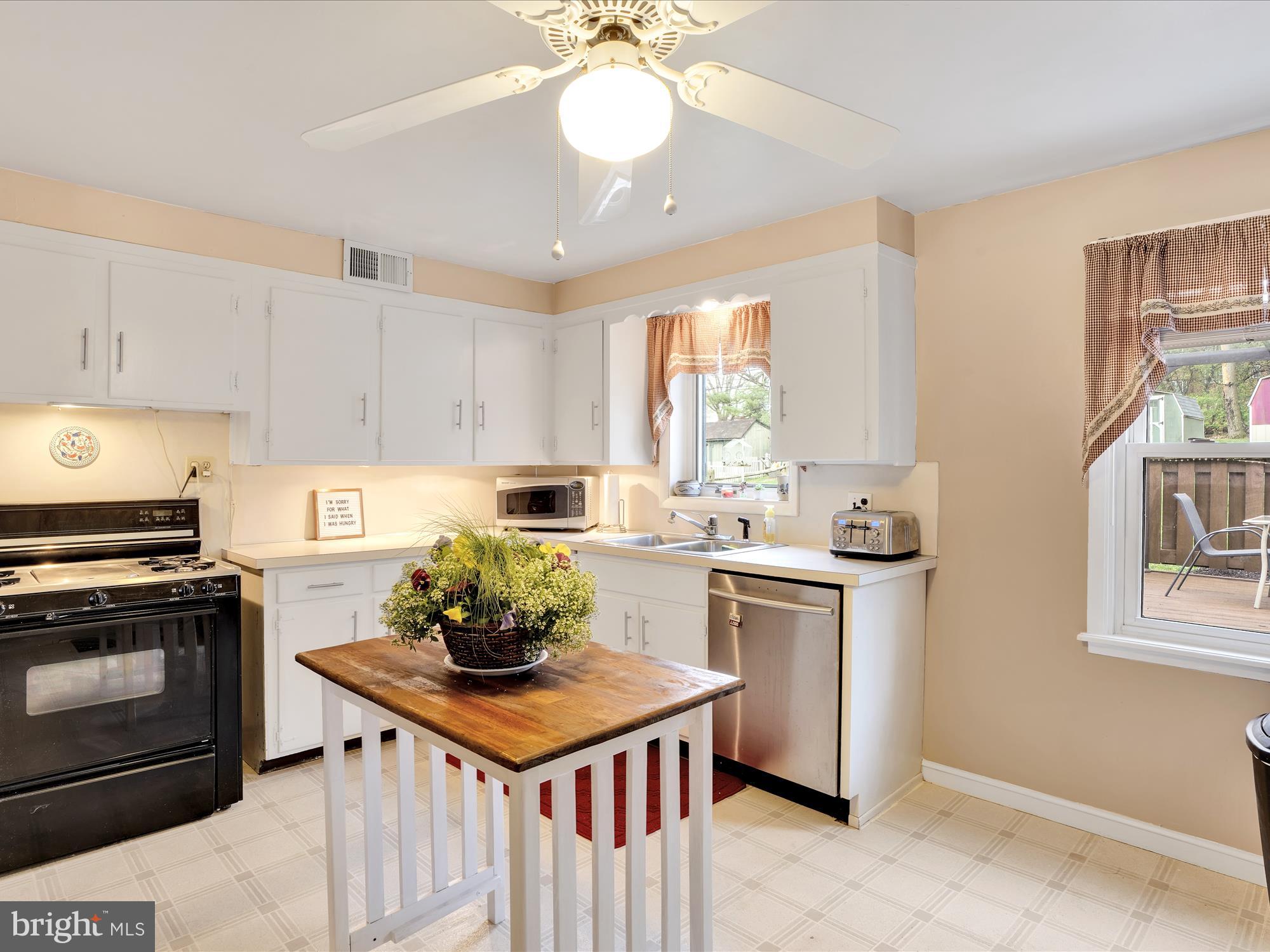 1156 Jamaica Road Lancaster, PA 17602 - Photo 14 of 30 Kitchen