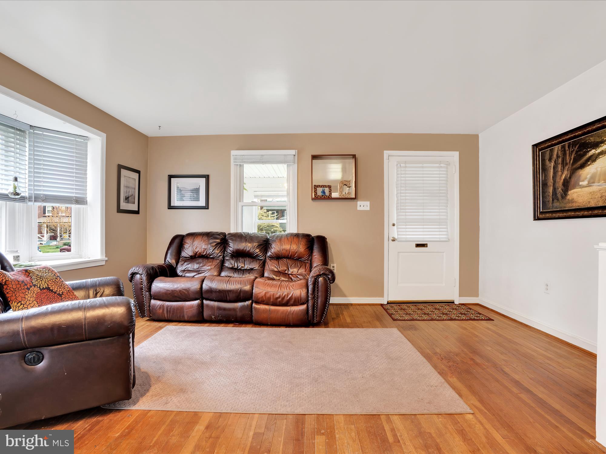 1156 Jamaica Road Lancaster, PA 17602 - Photo 7 of 30 Living Room